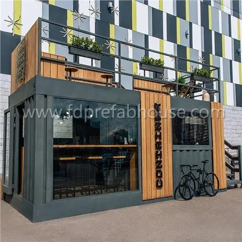 Ahşap Dekorasyonlu Küçük Siyah Konteyner Cafe